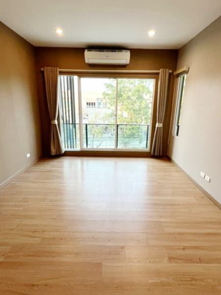 มีสวนหย่อม คอสโม บาซาร์ 900 MRT เมืองทองธานี 1.9 กม. ม.ทาวน์เฮาส์ 3ชั้น 3นอน 19ตร.วา.230 ตร.ม. รร.นานาชาติแฮมพ์ตั้น แจ้ง