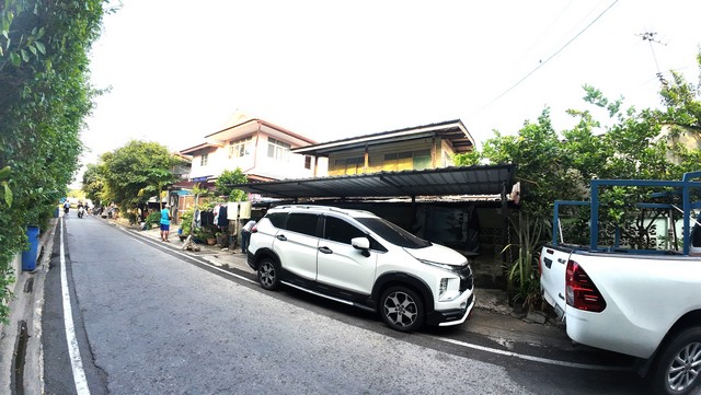 ที่ดินพร้อมบ้านไม้ ในทำเลซอยเทศบาลบางปู20 เดินทางเข้าออกได้หลายทาง ใกล้แหล่งชุมชน