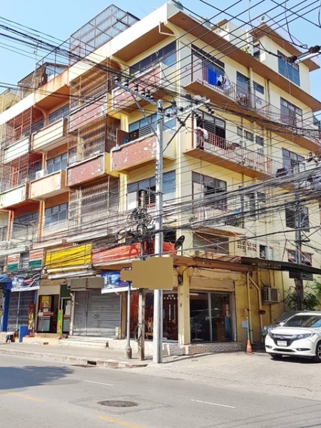 BTS เสนานิคม ให้เช่าอาคารพาณิชย์ ชั้นล่าง หัวมุม ติดถนน 20 ตร.วา. 80 ตร.ม. รร.นานาชาติเซนต์ สตีเฟ่นส์ 1.8 กม.1 นอน 1 น้ำ