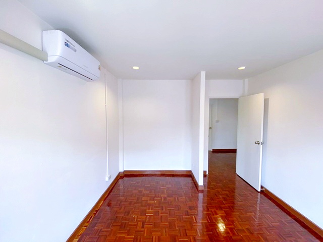 MRTบางเขน 2.1 กม.หัวมุม รีโนเวทใหม่ 45ตร.วา.คฤหาสน์ใหม่ 5แอร์ 4นอน บ้าน 2ชั้น 240ตร.ม. เดอะมอลล์ งามวงศ์วาน 200ม. ม.ธุรก