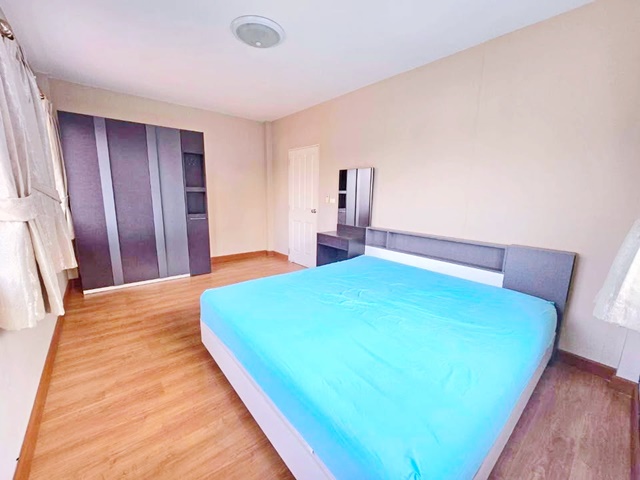 บ้านเดี่ยว 2 ชั้น 63 ตร.วา.MRT บางรักใหญ่ 1.8 กม. ตลาดสดท่าอิฐ 1.3 กม. 250 ตร.ม. รพ.บางบัวทอง 4.1 กม. 3นอน 3น้ำ แหล่งช้อ