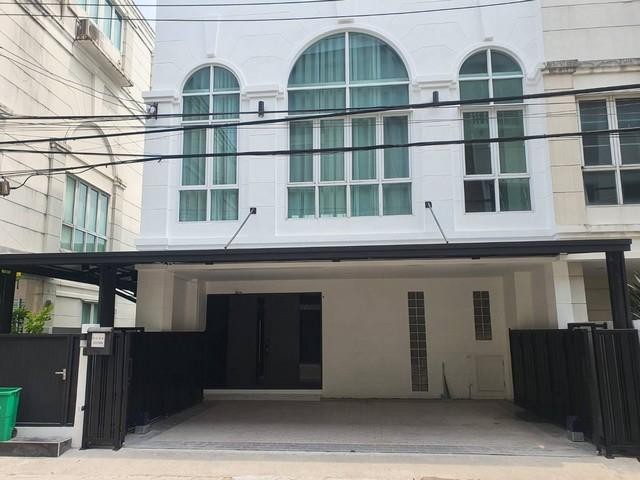 ขายหรือให้เช่าทาวน์โฮม 3 ชั้นครึ่งหลังมุม โครงการเดอะพาร์ค ลาดพร้าว-วังหิน 76 มี 7-11 หน้าปากซอย รหัสทรัพย์ MAY236