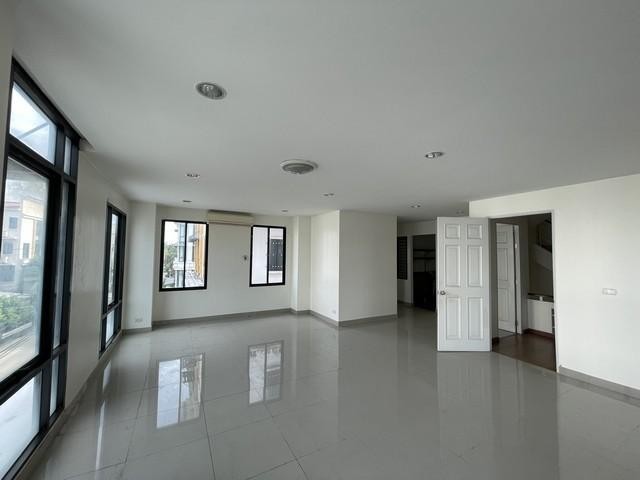 ให้เช่าอาคารสำนักงาน 4ชั้น ย่านบางนา กม.3 ใกล้เซ็นทรัลบางนา ที่จอดรถประมาณ 10 คัน ให้เช่า รหัสC6616