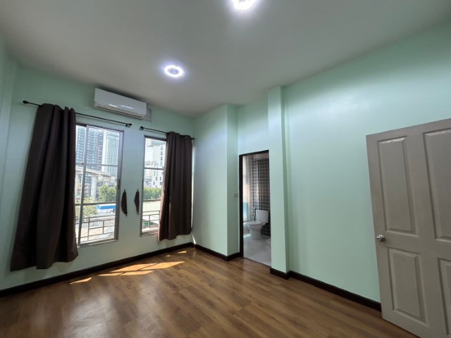 ให้เช่าทาวน์โฮม4ชั้น โครงการบ้านกลางเมืองรัชดา-ลาดพร้าว แอร์เฟอร์นิเจอร์บางส่วน มี4นอน4น้ำ ราคาเช่าเดือนละ45,000บาท [จดท