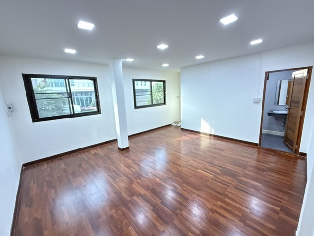 โชคชัย 4 MRT ลาดพร้าว 71 1.1กม.ให้เช่าบ้านเดี่ยว 2 ชั้น 101 ตร.วา.380 ตร.ม. 4 แอร์ ทำเลทอง 4นอน