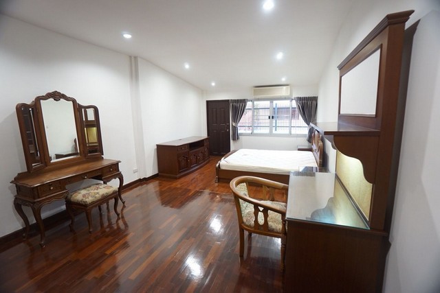 ให้เช่าทาวน์เฮ้าส์ รัชดาซอย 3 ซอยสถานทูตจีน หมู่บ้านอยู่เจริญ3 ชั้น เฟอร์นิเจอร์ครบพร้อมเข้าอยู่