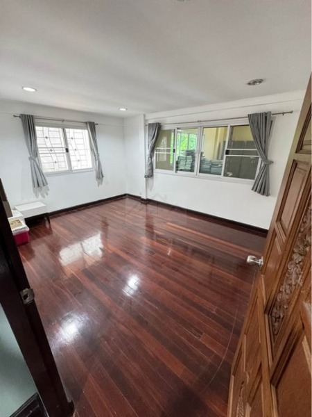 ให้เช่าบ้านเดี่ยวหลังใหญ่ 2 ชั้น 108 ตรว. 6 ห้องนอน หมู่บ้านเมืองทอง 2 ซอยพัฒนาการ 53 พร้อมเข้าอยู่