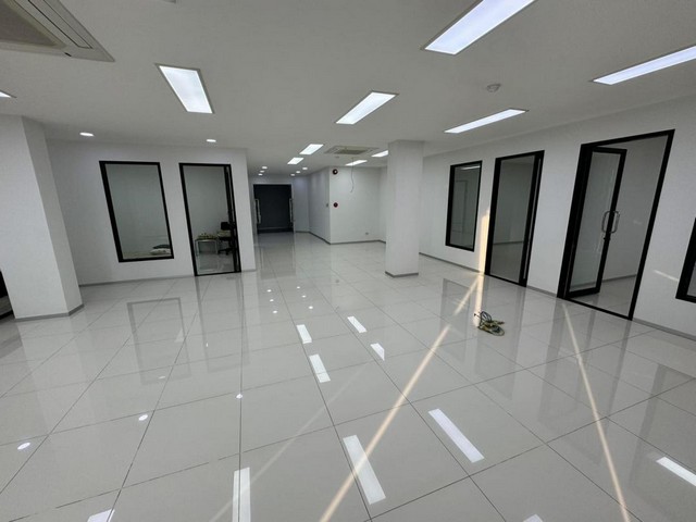 ให้เช่าสำนักงานออฟฟิศ ชั้น 4 พื้นที่ 160 ตรม. มีลิฟต์โดยสาร ถ.กรุงเทพกรีฑา ซอย 17 ใกล้สนามกอล์ฟกรุงเทพกรีฑา