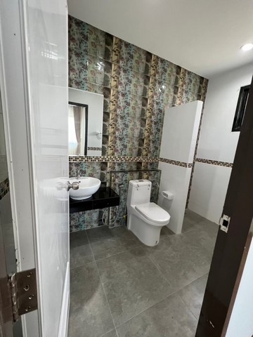 Sale บ้าน หมู่บ้าน ใจกลางเมืองชลบุรี พื้นที่ = 0 Rai 0 งาน 70 ตรว. 3 BEDROOM 3 น้ำ 6109260 B. ทำเลนี้ห้ามพลาด