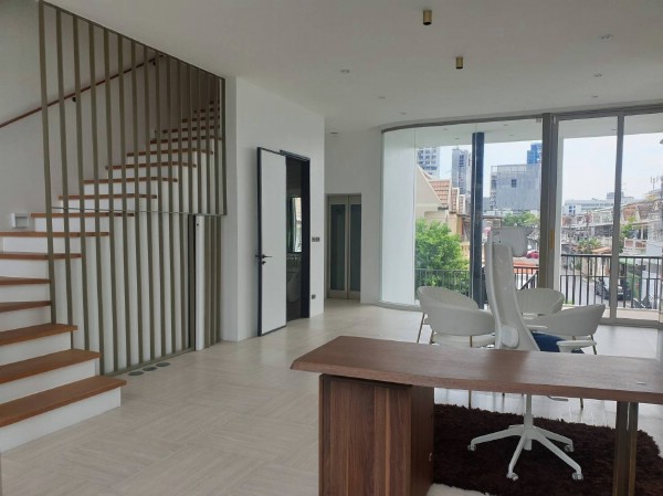 ขายหรือให้เช่าโฮมออฟฟิศ 4 ชั้นย่านลาดพร้าว โครงการ LUXE 35 Luxury Townhome ถนนรัชดาลาดพร้าว ซอยลาดพร้าว35 แขวงจันทรเกษม เขตจตุจักร