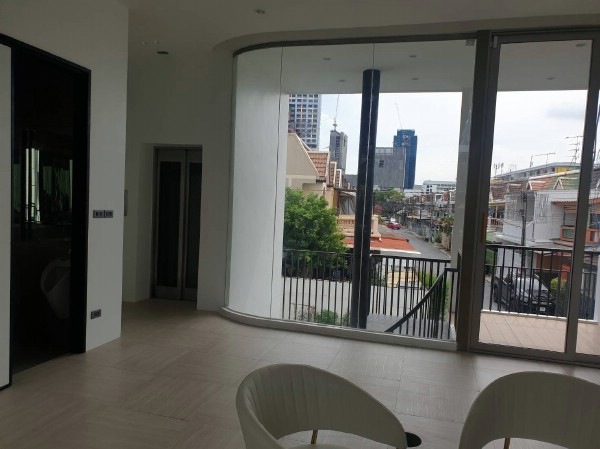 ขายหรือให้เช่าโฮมออฟฟิศ 4 ชั้นย่านลาดพร้าว โครงการ LUXE 35 Luxury Townhome ถนนรัชดาลาดพร้าว ซอยลาดพร้าว35 แขวงจันทรเกษม เขตจตุจักร