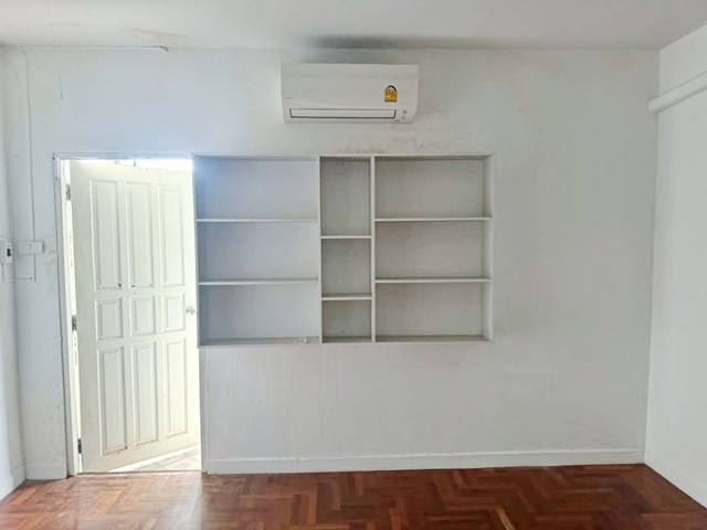บิ้วท์อินภายใน รร.วัดนวลจันทร์ 400 ม ทาวน์เฮ้าส์ 3 ชั้น 4นอน MRTวัชรพล 1.7กม. 4แอร์ 3น้ำ 21ตร.วา.252 ตร.ม.