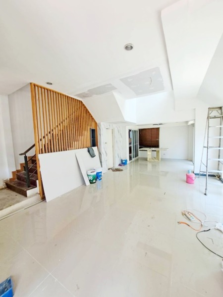 สวนกุหลาบ 700 ม.รีโนเวทใกล้เสร็จ ทาวน์เฮาส์ 3 ชั้น ย่านปากเกร็ด 3 นอน 2 น้ำ รร.บรรยากาศร่มรื่น เงียบสงบ ใกล้แหล่งชุมชน