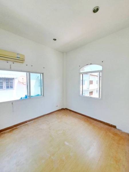 สวนกุหลาบ 700 ม.รีโนเวทใกล้เสร็จ ทาวน์เฮาส์ 3 ชั้น ย่านปากเกร็ด 3 นอน 2 น้ำ รร.บรรยากาศร่มรื่น เงียบสงบ ใกล้แหล่งชุมชน