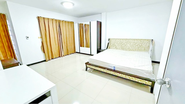 รักสัตว์ MRTลาซาล73-79 ศรีเอี่ยม ให้เช่าทาวน์เฮาส์ 3 ชั้น 25ตร.วา.300ตร.ม. 5 แอร์ Home Office 4นอน 5น้ำ ทำเลดี ย่านธุรกิ