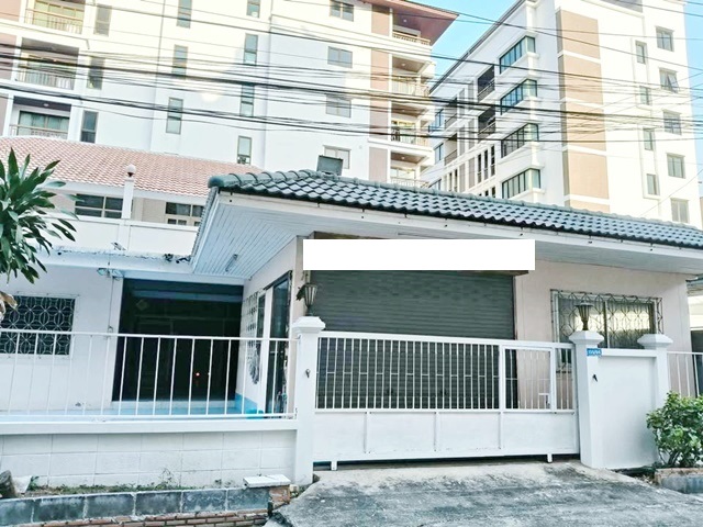 บ้านทำออฟฟิศ ใกล้โรบินสันศรีราชา เพียง 10 เมตร ว่างให้เช่า 5นอน 3น้ำ 350ตรม. ศูนย์การค้าแปซิฟิค พาร์ค 20 เมตร จอดรถ5คัน