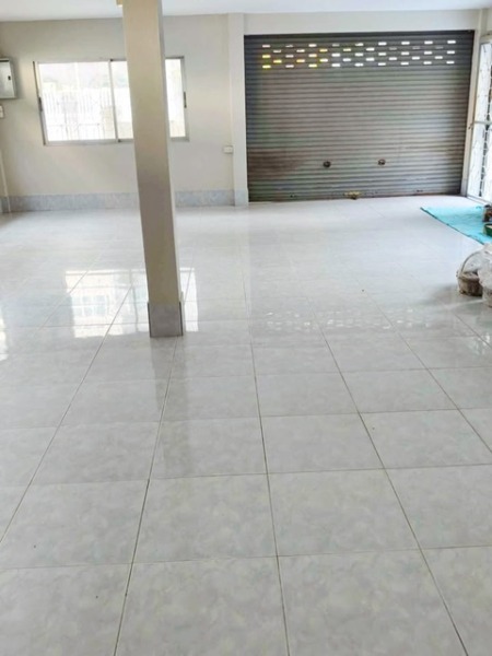 บ้านทำออฟฟิศ ใกล้โรบินสันศรีราชา เพียง 10 เมตร ว่างให้เช่า 5นอน 3น้ำ 350ตรม. ศูนย์การค้าแปซิฟิค พาร์ค 20 เมตร จอดรถ5คัน