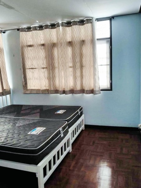 บ้านทำออฟฟิศ ใกล้โรบินสันศรีราชา เพียง 10 เมตร ว่างให้เช่า 5นอน 3น้ำ 350ตรม. ศูนย์การค้าแปซิฟิค พาร์ค 20 เมตร จอดรถ5คัน