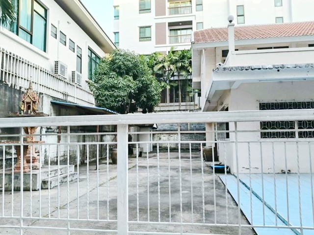 บ้านทำออฟฟิศ ใกล้โรบินสันศรีราชา เพียง 10 เมตร ว่างให้เช่า 5นอน 3น้ำ 350ตรม. ศูนย์การค้าแปซิฟิค พาร์ค 20 เมตร จอดรถ5คัน