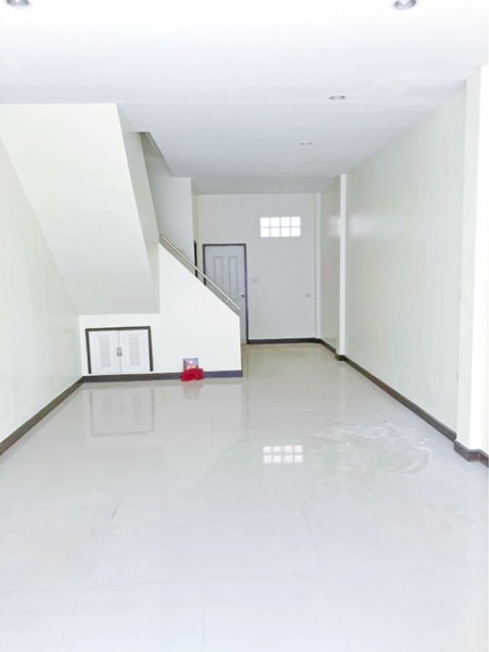 โรบินสัน ศรีราชา 500 ม.ให้เช่าทาวน์โฮม 2 ชั้น 20 ตร.วา. 160 ตร.ม. ม.เกษตรศาสตร์ ศรีราชา 4.6 กม.