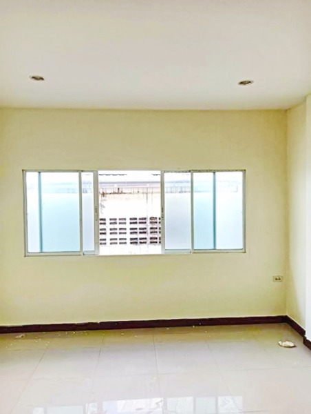 โรบินสัน ศรีราชา 500 ม.ให้เช่าทาวน์โฮม 2 ชั้น 20 ตร.วา. 160 ตร.ม. ม.เกษตรศาสตร์ ศรีราชา 4.6 กม.