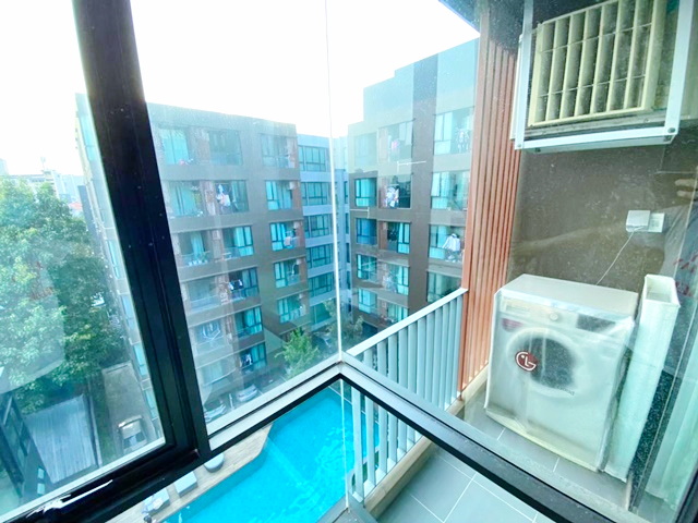 พร้อมเฟอร์ครบครัน ให้เช่า Brown Condo รัชดา32 วิวสระว่ายน้ำ ไม่มีร้าว หนีจากคอนโดสูง ห้องสวย 25ตร.ม. ชั้น6