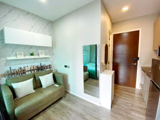 พร้อมเฟอร์ครบครัน ให้เช่า Brown Condo รัชดา32 วิวสระว่ายน้ำ ไม่มีร้าว หนีจากคอนโดสูง ห้องสวย 25ตร.ม. ชั้น6