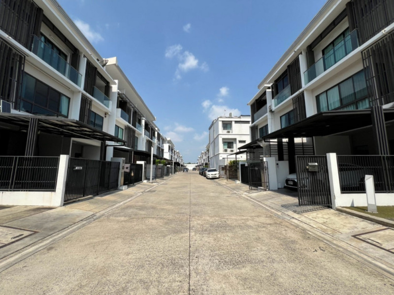 The Landmark เอกมัย-รามอินทรา ทาวน์โฮม 3 ชั้น แปลงมุม 26 ตารางวา 3 นอน 3 น้ำ