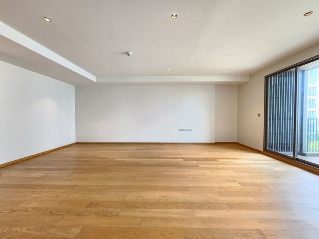 Unfurnished 2 Bedrooms Corner Condo for Rent with Sathorn / Yennakart. Supreme Legend