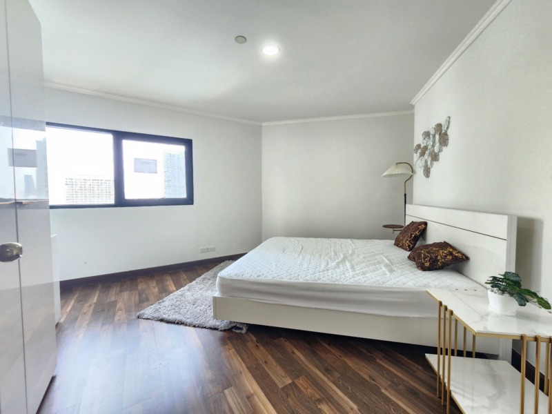 For rent condo 2 bedrooms in Sathorn with Swimming pool view