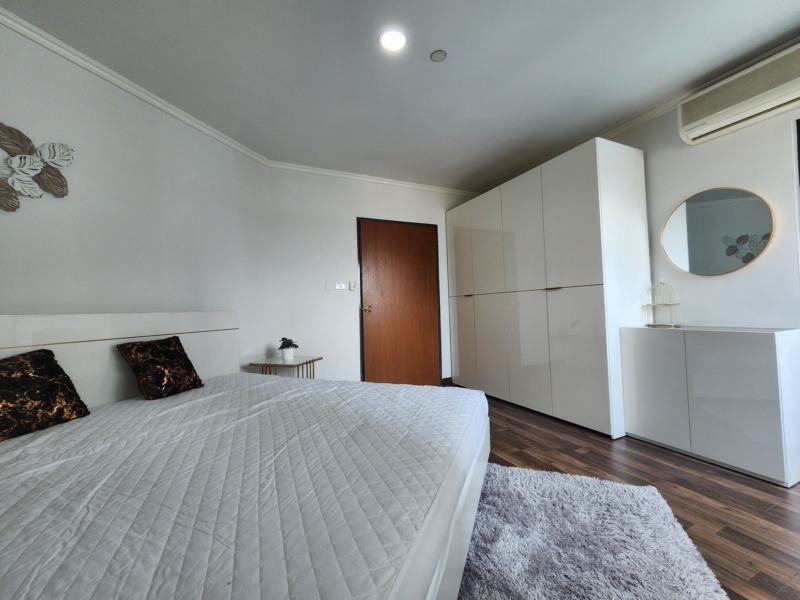 For rent condo 2 bedrooms in Sathorn with Swimming pool view