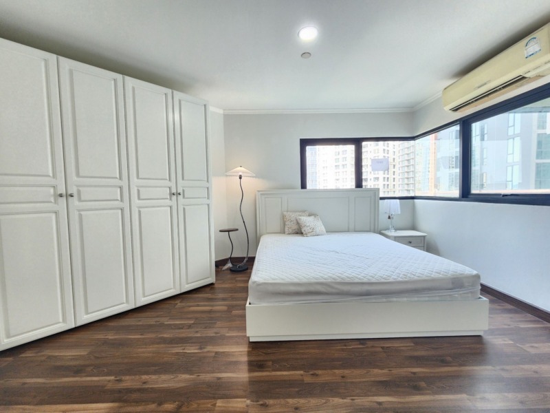 For rent condo 2 bedrooms in Sathorn with Swimming pool view