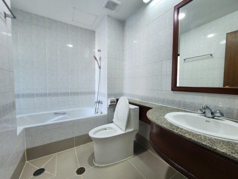 For rent condo 2 bedrooms in Sathorn with Swimming pool view
