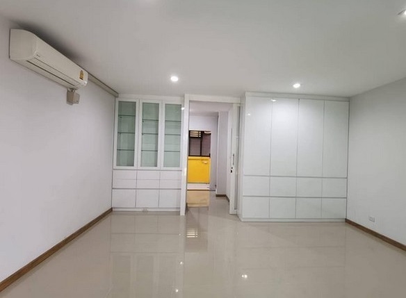 M33ให้เช่าทาวน์โฮม 3 ชั้น หมู่บ้านคาซ่าซิตี้ วงแหวน-ลำลูกกา ติดถนนลำลูกกา ใกล้ทางขึ้น-ลง ทางด่วนกาญจนาภิเษก