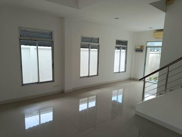 RS124 ขาย ทาวน์โฮม หลังมุม โครงการบ้านกลางเมือง เออร์บาเนี่ยน พระราม9 วงแหวน กรุงเทพกรีฑา