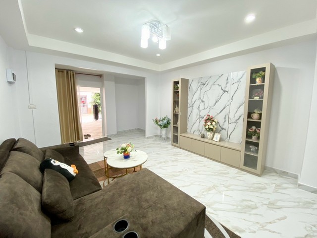 ทาวน์เฮ้าส์ 2ชั้น เนื้อที่ 21ตรว..รีโนเวทใหม่ทั้งหลัง.สไตล์ทันสมัยน่าอยู่..ฝั่งทะเล