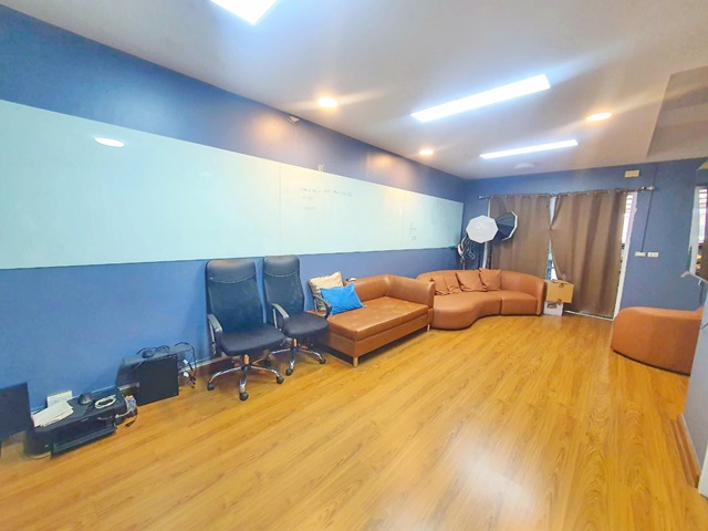 ตกแต่งพร้อมเฟอร์ เดอะวอล์ค เกษตร-นวมินทร์ 1.1 กม.6แอร์ 3-4นอน MRT รามอินทรา 40 2.1 กม. ให้เช่า ทาวน์โฮม 3 ชั้น 23 ตร.วา.