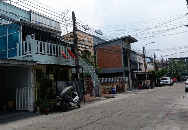 ขายทาวน์เฮ้าส์ หมู่บ้านปรีชา 8 ซอยรามคำแหง 24 เนื้อที่ 17 ตร.ว. ปรับปรุงใหม่ พร้อมอยู่