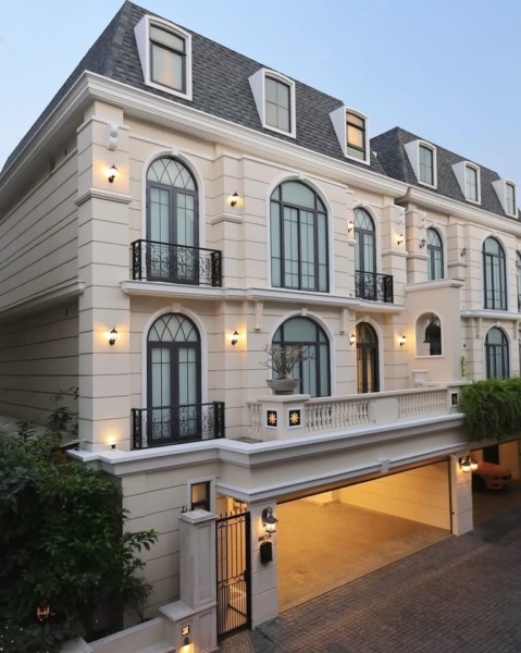 ขาย Pool Villa หรู 3 ชั้น The Boulevard Ekamai 22 สุขุมวิท 63 ขนาด 500 ตรม. แต่งหรู พร้อมลิฟท์ และสระว่ายน้ำส่วนตัว **ขา