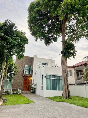ขายพร้อมผู้เช่า บ้านเดี่ยว 2 ชั้น 105 ตรว. รัชดาภิเษก 32 ตรงข้ามศาลอาญา เดินทางสะดวก ไม่ไกลจาก MRT รัชดา, BTS พหลโยธิน 2