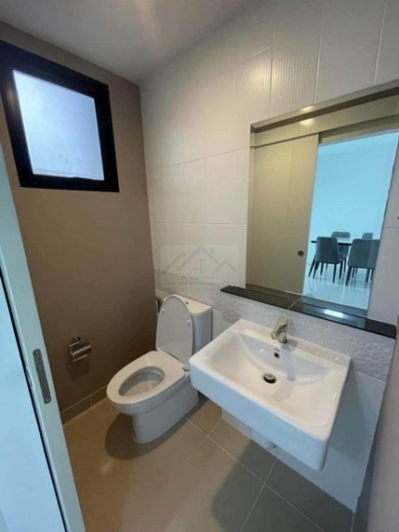 ให้เช่าทาวน์โฮม 3 ชั้น หมู่บ้านกลางเมือง ราชพฤกษ์ – สาทร วิวสวน ส่วนกลางหน้าบ้าน (แบบรีสอร์ท) โซนเดียวของทั้งโครงการ หน้