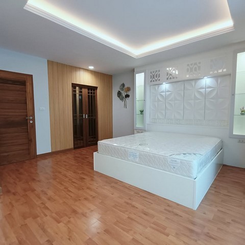 ให้เช่าทาวโฮม3ชั้น ถนนลาดกระบัง ใกล้ ศูนย์การค้าเดอะพาซิโอ, โรบินสันลาดกระบัง บ้านกลางเมืองเอสเซ้นส์ อ่อนนุชวงแหวน