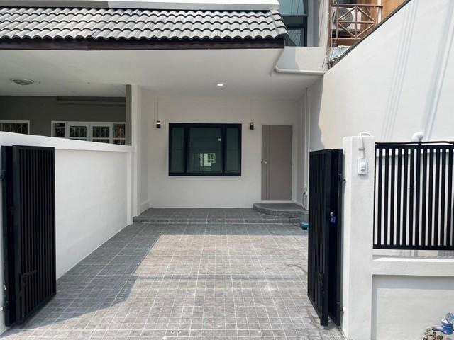 ขายทาวน์โฮม 3 ชั้น 21 ตรว. หมู่บ้านลัลลี่วิลล์ ลำลูกกา-คลอง 1 ซอยบุญคุ้ม ใกล้ทางด่วน ( รีโนเวทใหม่ )