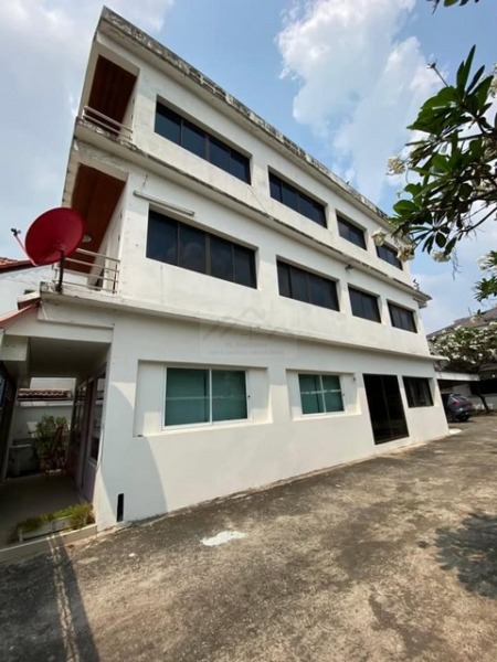 ให้เช่าบ้าน 3 ชั้น พร้อมอาคาร 4 ชั้น พื้นที่ 800 ตรม. ย่านดอนเมือง ใกล้สนามบินดอนเมือง ห่างจาก BTS สายสีแดงเพียง 650 เมต
