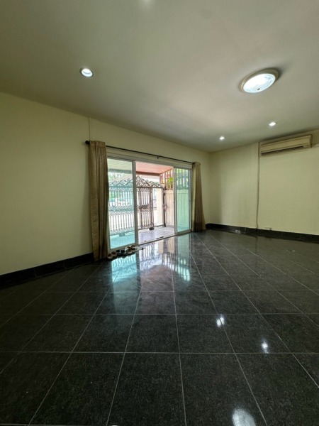 📢 ขายทาวน์โฮม 2 ชั้น ลาดพร้าว 67/2  🏡 ทาวน์โฮมทำเลทอง ใกล้ถนนใหญ่ เดินทางสะดวก ใกล้รถไฟฟ้า