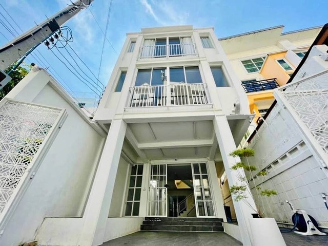 รร.นานาชาติรีเจ้นท์ 3.8กม.เหมาะกับทำธุรกิจเสริมความงาม ให้เช่าอาคาร 3ชั้น 30ตรว.350ตรม. 3-4นอน 5น้ำ