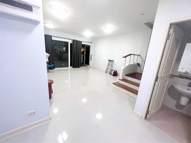 MRTศรีนครินทร์38 700ม. โรบินสัน ศรีนครินทร์ บ้านทาวน์โฮม 3 ชั้น หัวมุม 21ตร.วา.250ตร.ม.ม.ดุสิตธานี 1.2กม.3นอน 2น้ำ พาราไ