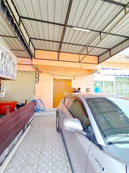 ให้เช่าตึกแถว 2ชั้น 19ตร.วา.รร.นานาชาติดราก้อน 2.5 กม. ตลาดพระเงิน 1.6 กม. ทำเลหน้าหมู่บ้าน 1500 หลัง 160ตร.ม. 2 นอน 2 น