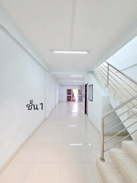 ให้เช่าตึกแถว 2ชั้น 19ตร.วา.รร.นานาชาติดราก้อน 2.5 กม. ตลาดพระเงิน 1.6 กม. ทำเลหน้าหมู่บ้าน 1500 หลัง 160ตร.ม. 2 นอน 2 น