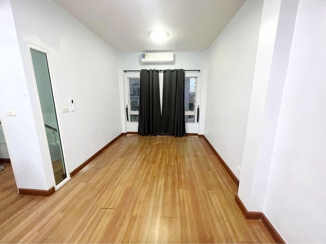 โรบินสัน ศรีนครินทร์ MRTศรีนครินทร์38 700ม. บ้านทาวน์โฮม 3 ชั้น หัวมุม 21ตร.วา.250ตร.ม.ม.ดุสิตธานี 1.2กม.3นอน 2น้ำ พาราไ
